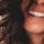 Mujer sonríe y marca los surcos nasogenianos